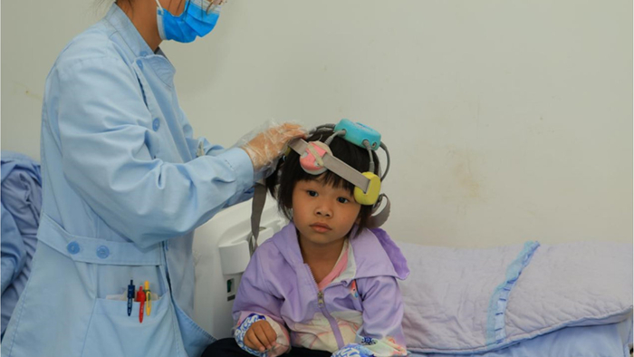 可爱女童一岁时患重病，奶奶带她求医三年，曙光将至却陷治疗费困境