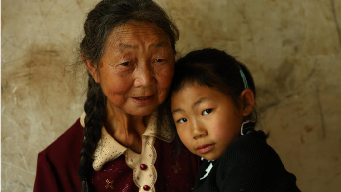 爷爷奶奶同月离世，爸爸过度悲伤服药，女童被留给外婆后妈妈改嫁