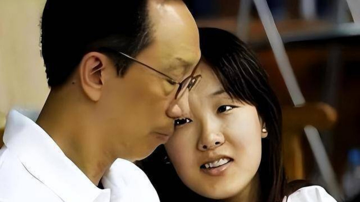 恩爱23年难敌现实！73岁梁锦松已衰老，47岁伏明霞仍美艳如花