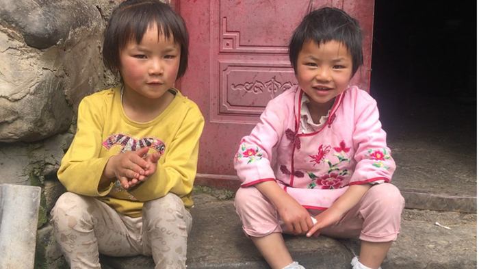 母亲患怪病频繁家暴，还将姐妹俩丢进大山，姐妹倆却含泪说不恨妈妈