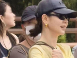戚薇带3岁儿子现泡泡玛特乐园，没戴假发片，发量少引网友纷纷讨论
