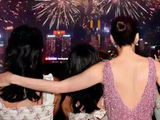 54岁黎姿澳门带女儿看演出！母女牵手如闺蜜，女儿高挑苗条快赶上妈妈