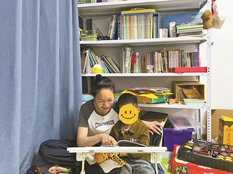 在责任与自我之间这位年轻妈妈温柔又坚定
