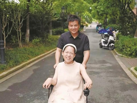 坐在轮椅上的她嫁给了爱情