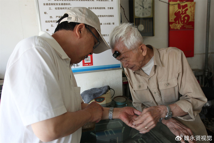 西安百岁修表匠:退休后开钟表修理店,100岁还伏案修表,堪称奇迹__财经头条