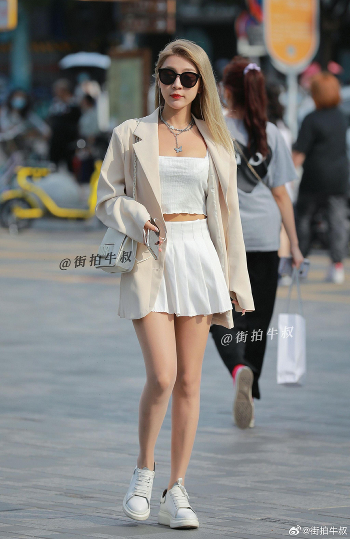 穿白裙的小姐姐