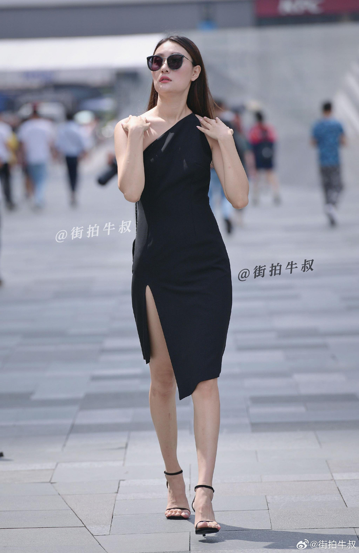 开叉裙高跟鞋美女