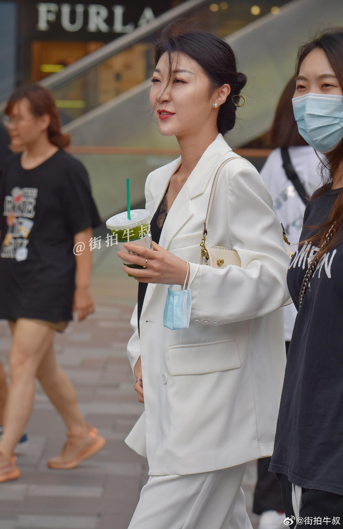 起范的白色西装美女
