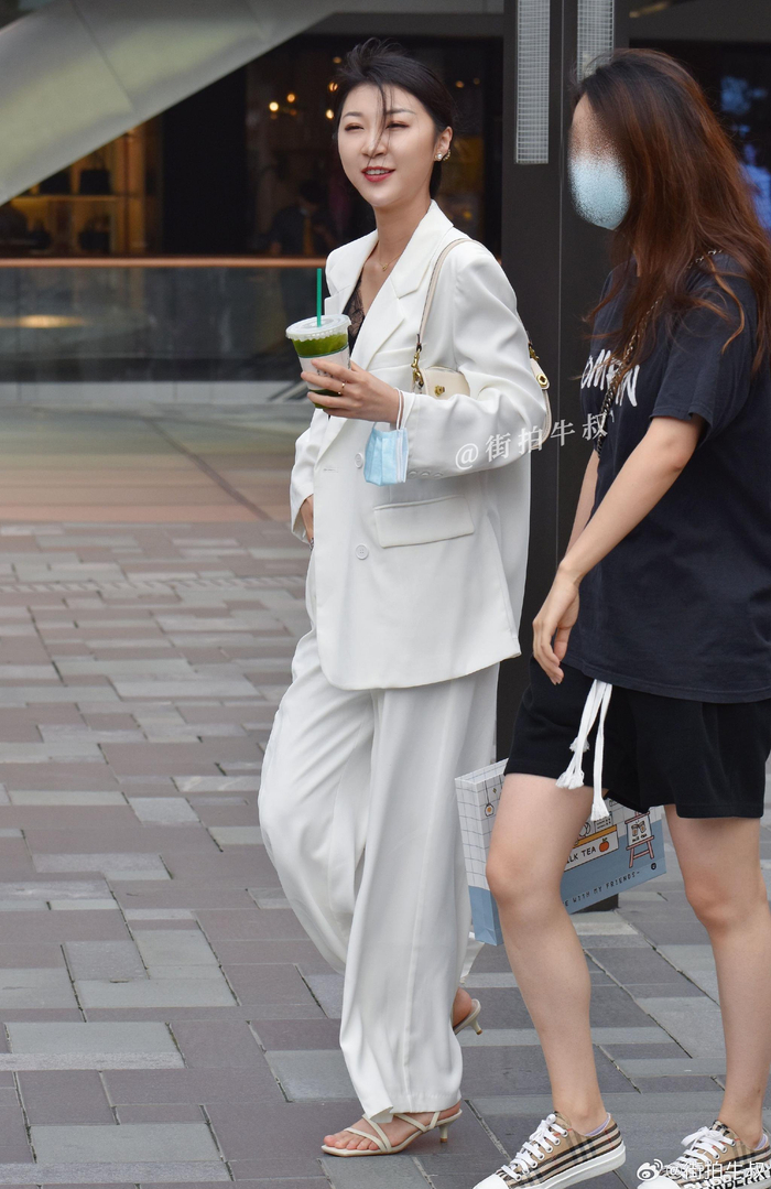 起范的白色西装美女