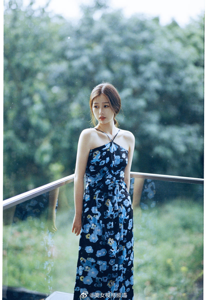 虞书欣穿吊带露背裙身材姣好笑容端庄优雅清冷感十足