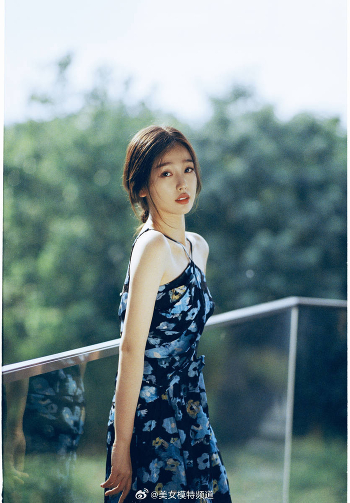 虞书欣穿吊带露背裙身材姣好笑容端庄优雅清冷感十足