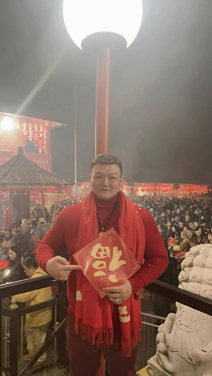 振奋人心!张君龙罕见自曝近照,新年要大开杀戒,或ko富里乌西克