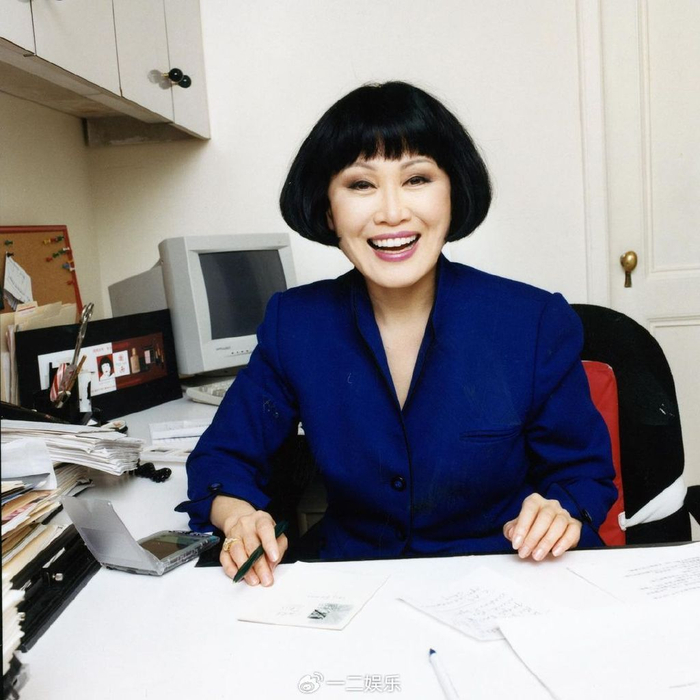 73岁靳羽西公开恋情,十指紧扣秀恩爱,男友高大帅气显年轻|靳羽西|公开