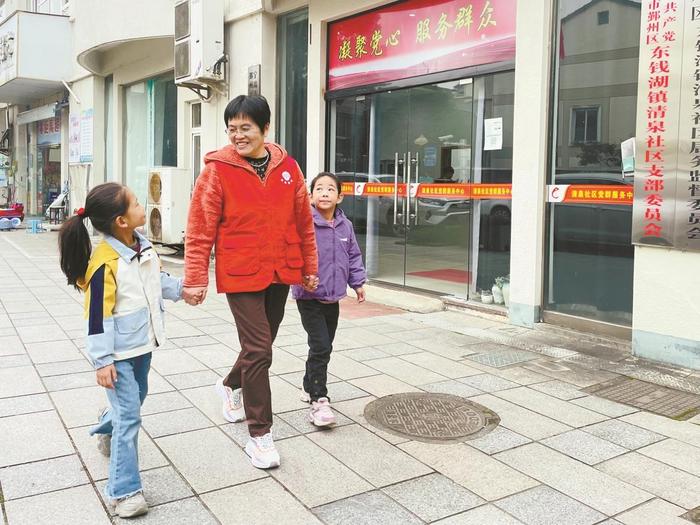 58位“共享奶奶”守护600多名孩子放学路