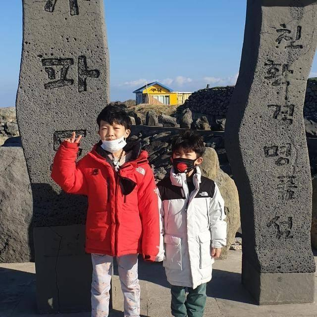 韩国乒乓传奇柳承敏晒全家福,妻美子萌人生赢家,仕途家庭双丰收