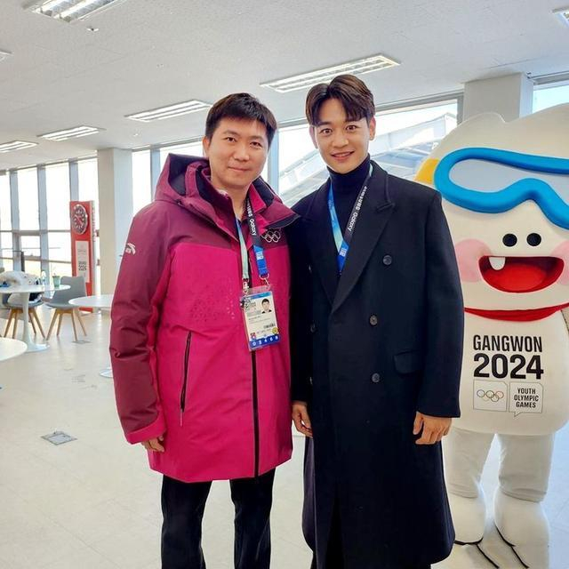 韩国乒乓传奇柳承敏晒全家福,妻美子萌人生赢家,仕途家庭双丰收