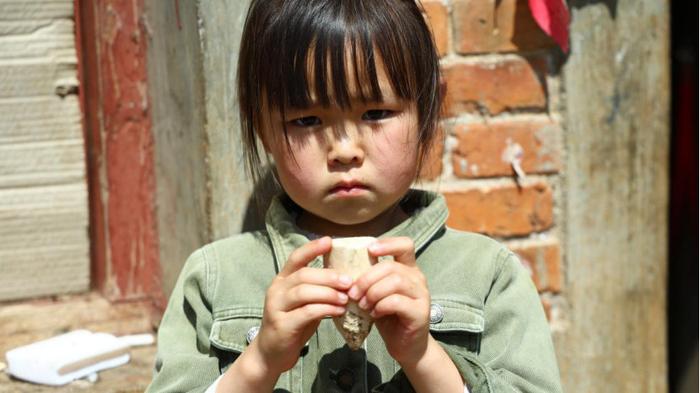 女子打工车祸离世,爷爷怕孙女伤心隐瞒真相,8岁女孩每天盼妈妈回家