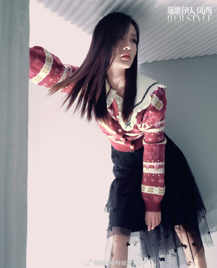 李沁逆光暗影大片高冷酷飒 长发松散露精致锁骨眼神坚毅