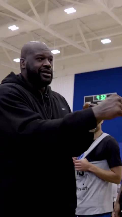 02今日球衣退役奥尼尔到达魔术球馆并与球员挨个击拳致意