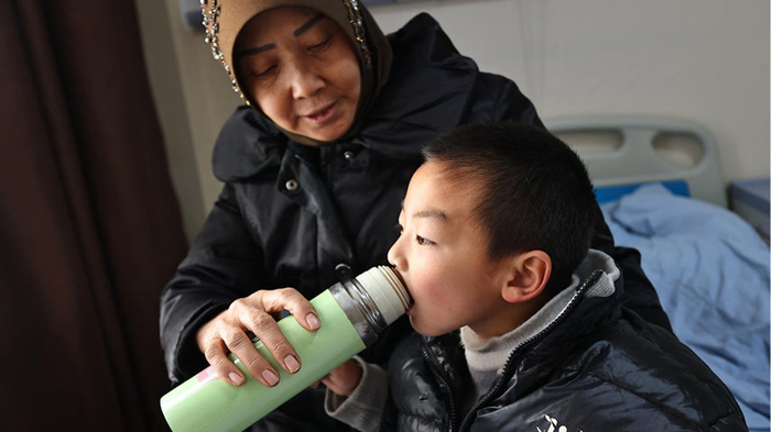 男童出生险丧命，五个月后患肿瘤无奈切睾丸保命，奶奶卖房救孙陷困境