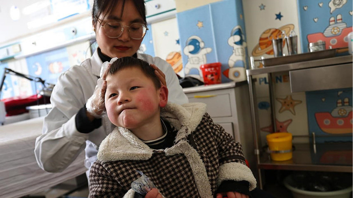 孙子出生后遭劫难，儿媳不堪压力消失，奶奶省吃俭用带孙子做康复