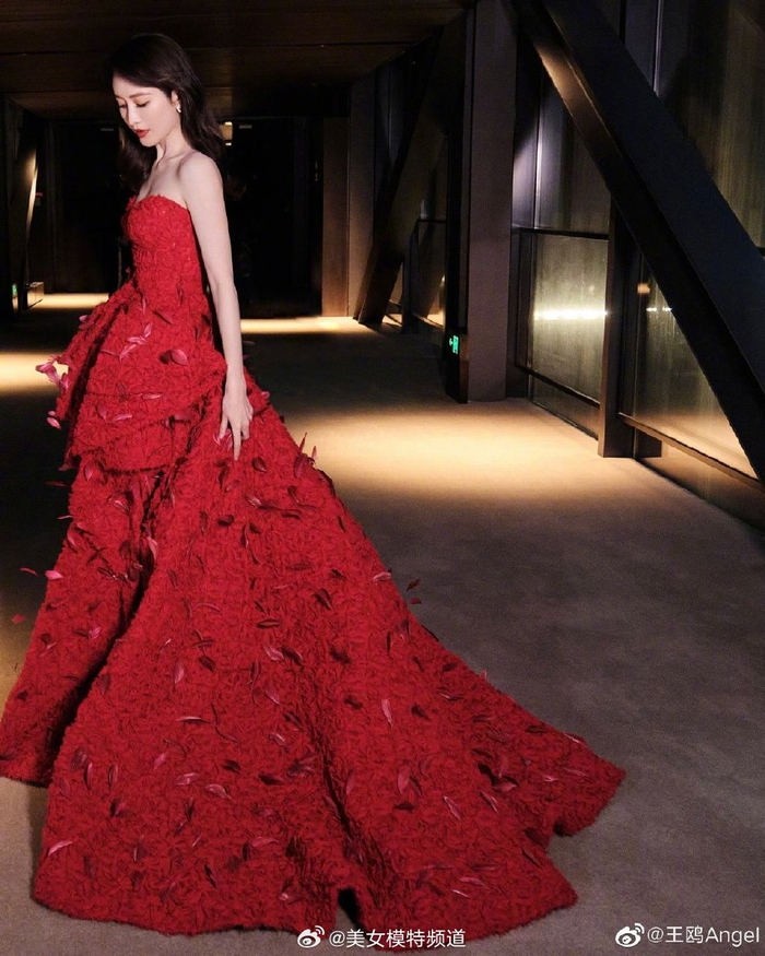 王鸥穿红色长裙露大长腿留披肩长发唇红齿白显温婉