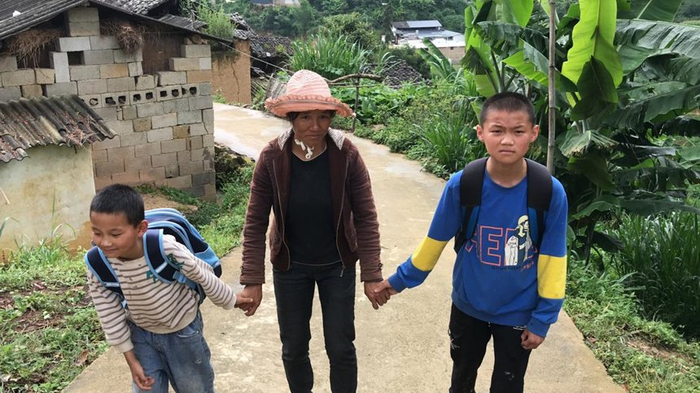 男子病逝前嘱咐儿子不要办酒席,兄弟俩守着聋哑妈妈日子越过越难