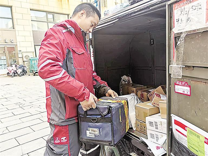 11月8日15时许,京东快递银川鼓楼营业部网点一派忙碌,十几个快递员忙