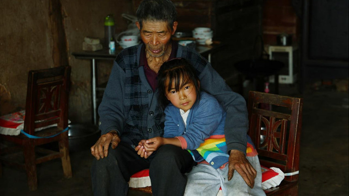 妈妈离家奶奶病逝，爸爸打工又摔成重伤，多重变故让家里日子越发艰难
