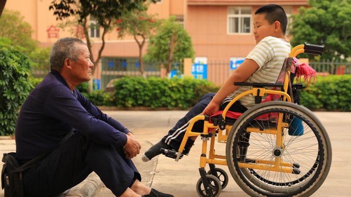 幼孙玩耍时遇塌方，爷爷哭着用双手刨出为时已晚，更揪心的事在后面