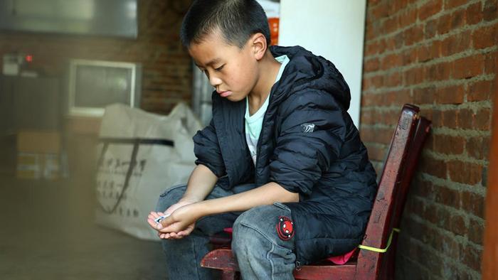 姐姐患白血病离世，妈妈又确诊癌症住院，11 岁男童苦盼妈妈康复回家