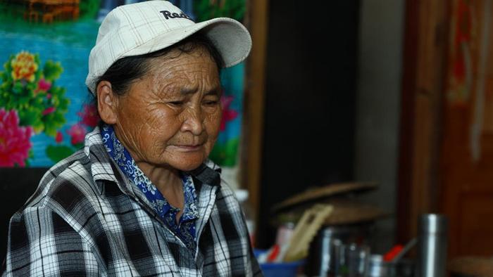 爸爸精神失常失联，妈妈离婚出走，爷爷去世后奶奶做榨菜养活孙子