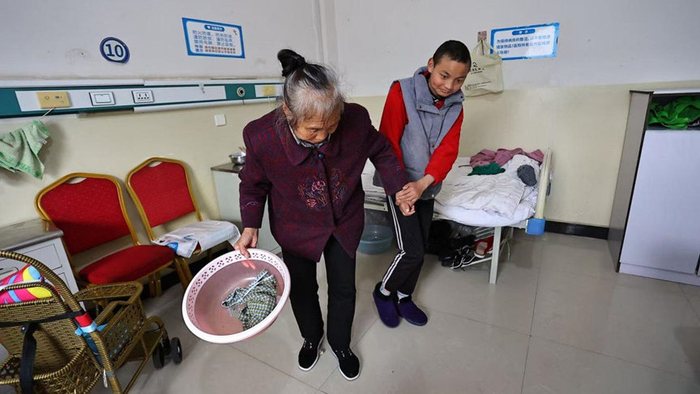 父母双残男童出生后怪病缠身，儿媳的做法让婆婆心