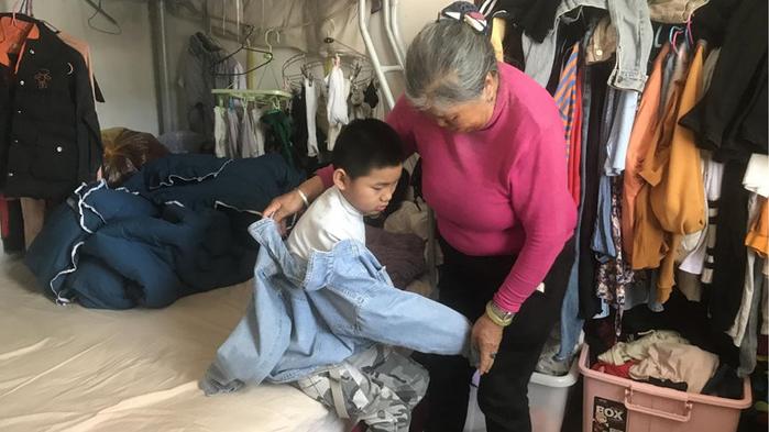 一万个棒球垒起的希望：男童早产病危，75岁奶奶背着他求医十年