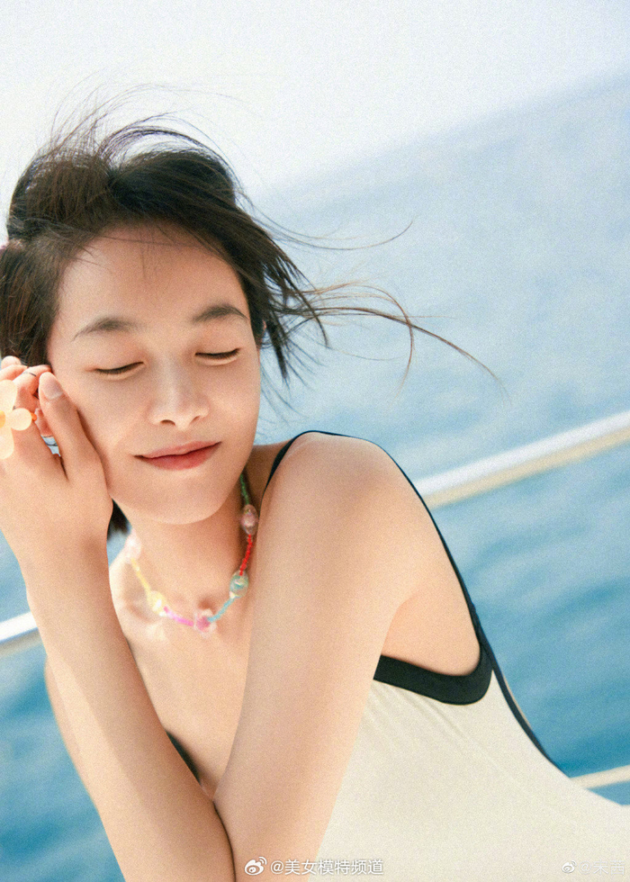 宋茜海边写真照太美了开心摆pose好有活力
