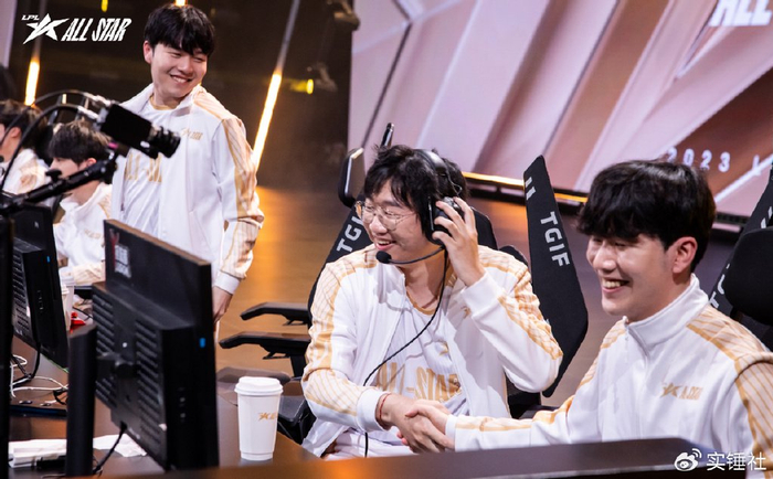 theshy和宁王再次握手,合影的时候五个人满脸开心,sh