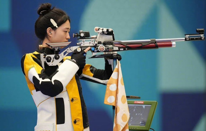 射击女子10米气步枪决赛中,17岁的中国小将黄雨婷以251.