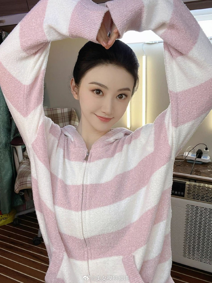 景甜甜美比心六宫格粉色条纹温柔可人眸眼好清澈