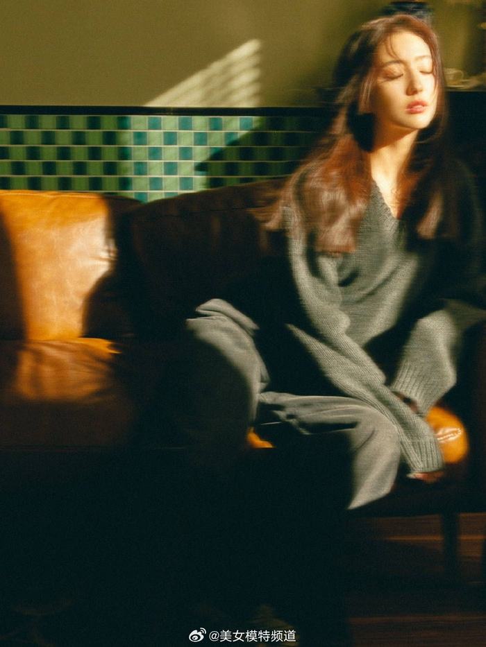 佟丽娅光影文艺感写真释出气质优雅侧颜精致氛围足