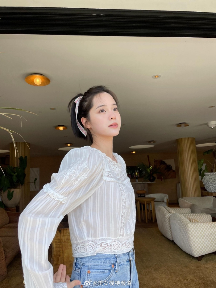 欧阳娜娜写真释出俏皮可爱清新穿搭配上复古皮靴时尚大气