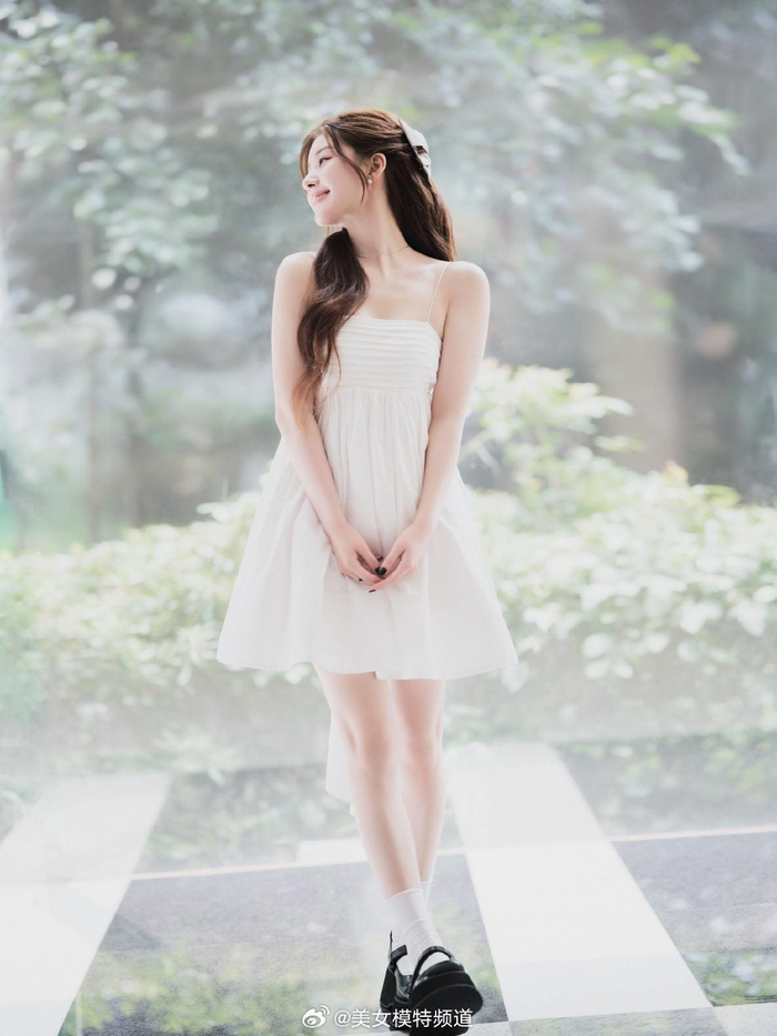 赵露思白色吊带短裙秀纤细美腿