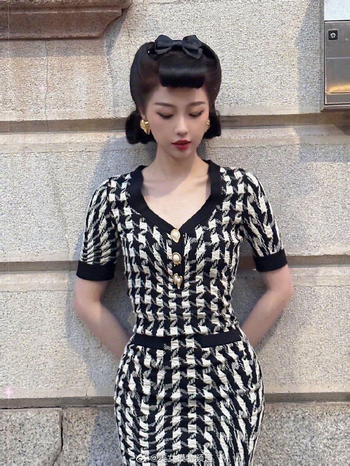 虞书欣复古摩登刘海古典大气 黑白格子短裙俏丽吸睛