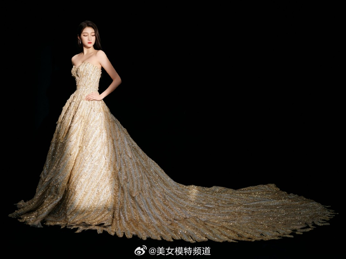 关晓彤鎏金羽翼礼服华贵大气 着珍珠闪钻短裙长腿抢镜