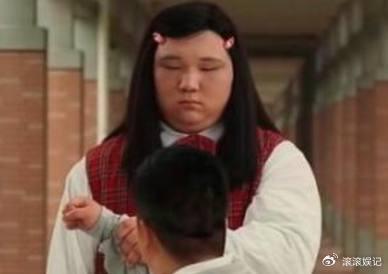 《长江七号》中,韩永华饰演的中小学生美娇面貌苍老,体型异常庞大,生