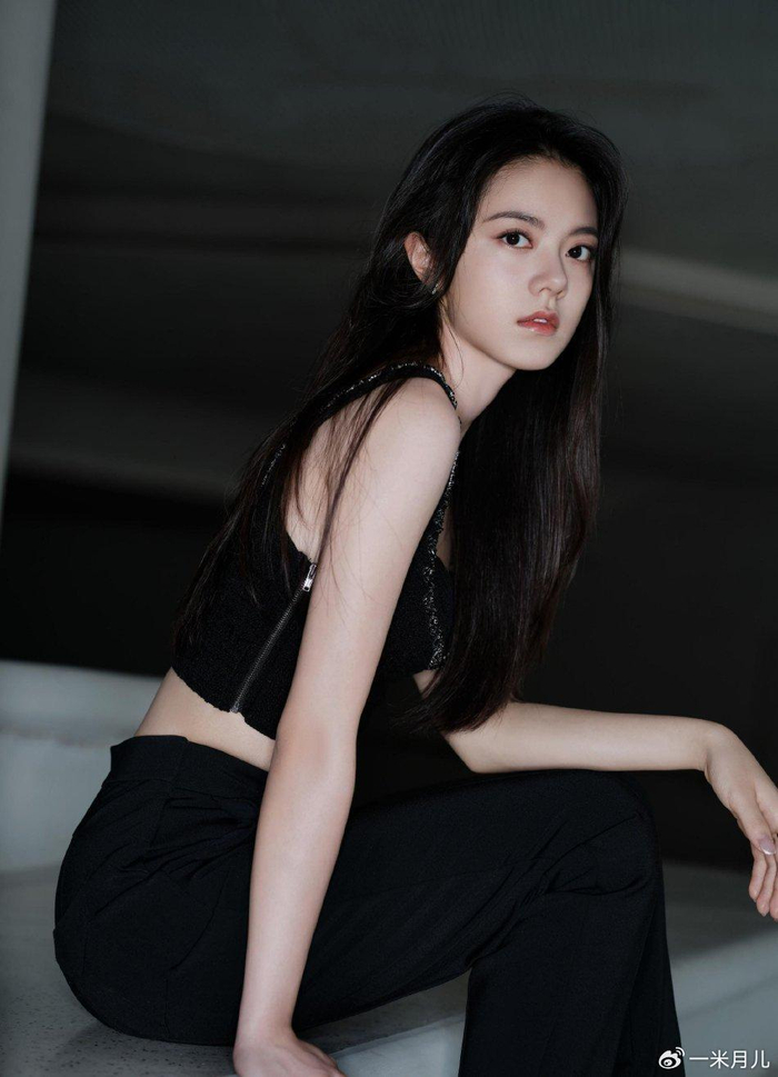 赵今麦黑色露脐装,搭配西裤,堪称时尚御女!