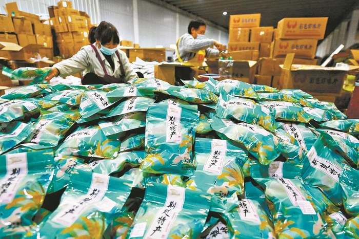11月9日,湖北省栎乐园食品有限公司员工正在打包农产品准备发货.