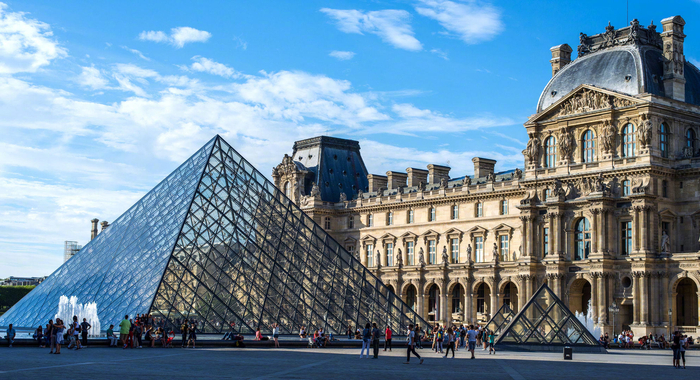 卢浮宫位于法国巴黎市中心的塞纳河北岸,位居世界四大博物馆之首.