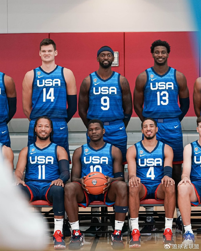 美国男篮官方公布球队合影以及拍摄画面,从现场视频可以看出,主教练