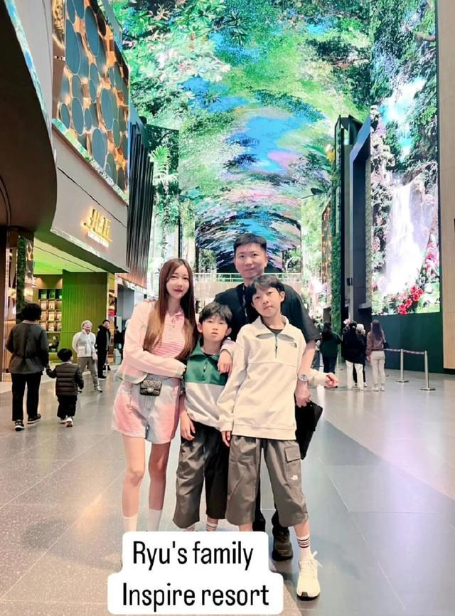 韩国乒乓传奇柳承敏晒全家福,妻美子萌人生赢家,仕途家庭双丰收