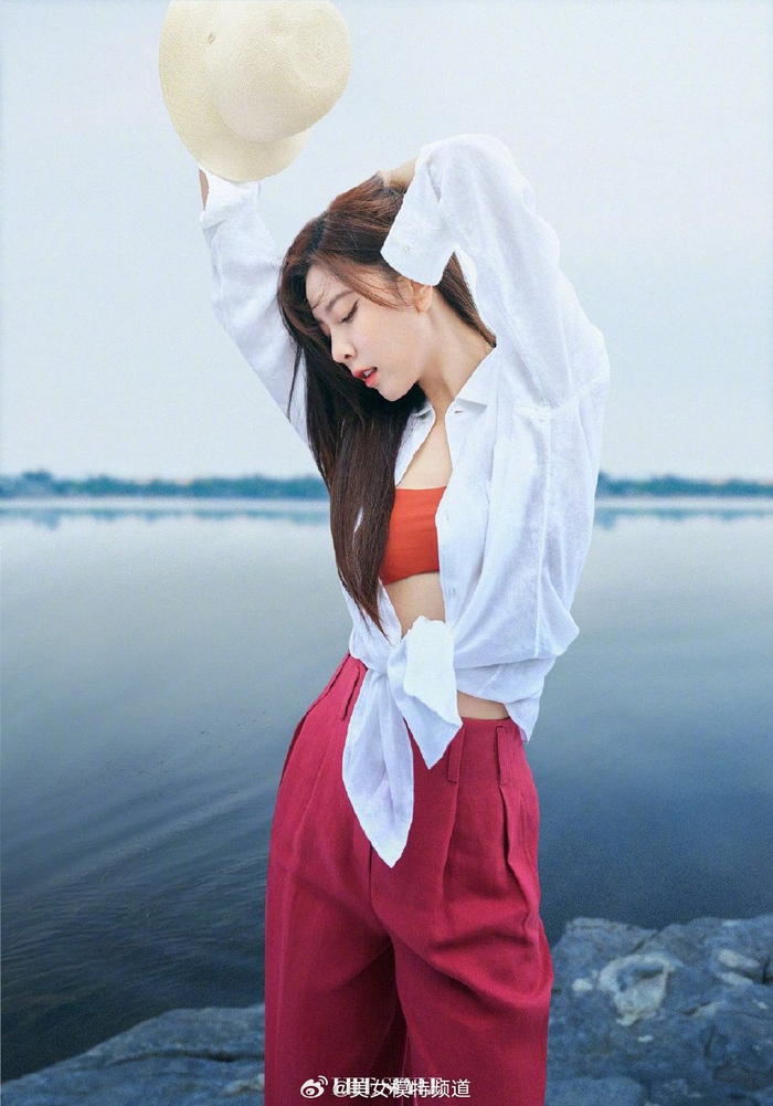 宋妍霏山海呼吸感大片释出深v内搭秀身材演绎氧气少女